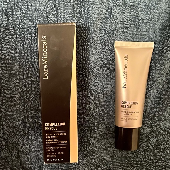 COMPLEXION RESCUE TINTED MOISTURIZER - FOUNDATION - Picture 2 of 13